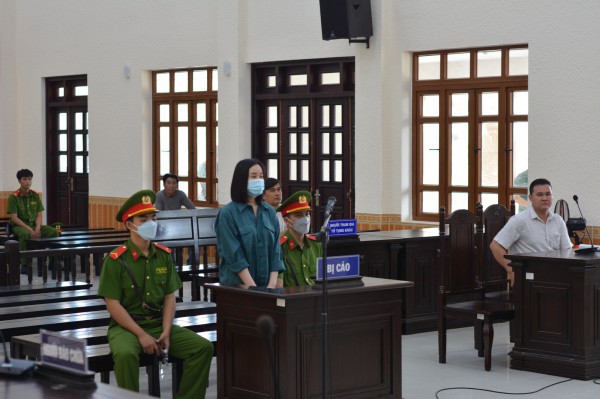 Hot girl ‘Tina Dương’ Ninh Thị Vân Anh ra tòa ở Bình Thuận
