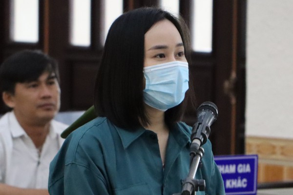 Hot girl ‘Tina Dương’ Ninh Thị Vân Anh ra tòa ở Bình Thuận