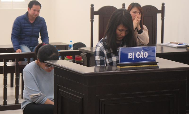 Bị cáo Hồng và Huế tại tòa