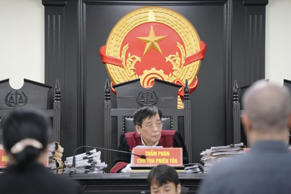 Vụ ‘đất vàng’ trăm tỉ: Chồng bị đề nghị đến 20 năm tù, vợ hưởng án treo Vụ ‘đất vàng’ trăm tỉ: Chồng bị đề nghị đến 20 năm tù, vợ hưởng án treo