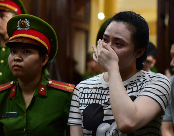 Ngọc "Miu" bật khóc sau khi nghe VKS đề nghị mức án.