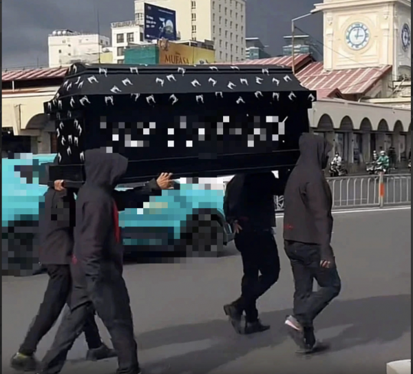 11 bị cáo 'khiêng quan tài diễu phố trước chợ Bến Thành' nhận án tù 11 bị cáo 'khiêng quan tài diễu phố trước chợ Bến Thành' nhận án tù