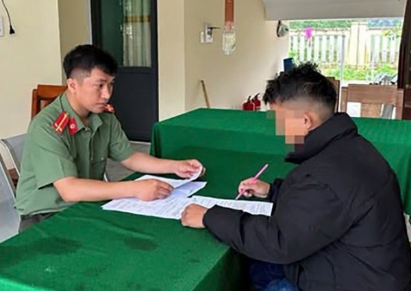 2 người bị phạt vì xúc phạm công an, đăng tin sai sự thật trên mạng xã hội 2 người bị phạt vì xúc phạm công an, đăng tin sai sự thật trên mạng xã hội