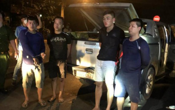 4 người đi xe bán tải từ Đồng Nai lên Bình Phước mua 400 kg pháo nổ trái phép