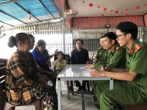 An Giang: Bé gái bị bạo hành vì cha không gửi tiền công giữ trẻ An Giang: Bé gái bị bạo hành vì cha không gửi tiền công giữ trẻ