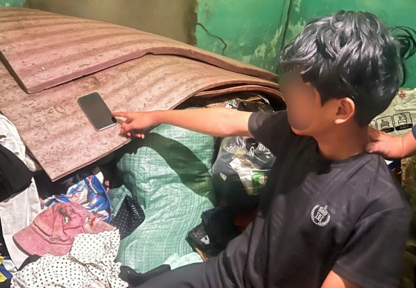 Ba thiếu niên cùng 15 tuổi dùng xà beng phá khóa cửa hàng, trộm 5 iPhone