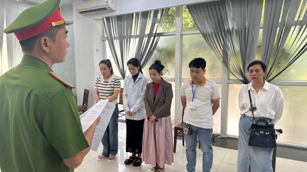 Bác sĩ dỏm 'vẽ bệnh' dọa bệnh nhân để moi tiền Bác sĩ dỏm 'vẽ bệnh' dọa bệnh nhân để moi tiền