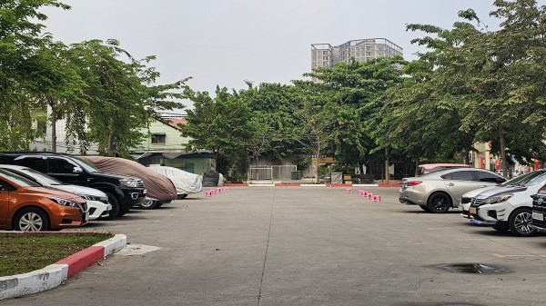 Bãi đậu xe công cộng bị lấn chiếm để bán thức uống