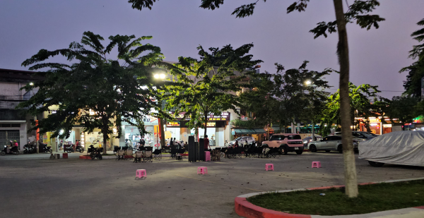 Bãi đậu xe công cộng bị lấn chiếm để bán thức uống