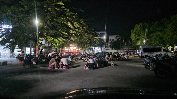 Bãi đậu xe công cộng bị lấn chiếm để bán thức uống