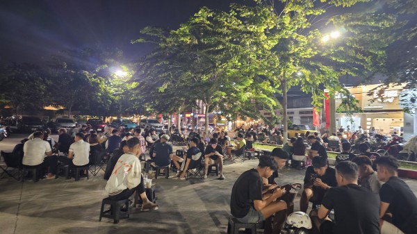 Bãi đậu xe công cộng bị lấn chiếm để bán thức uống