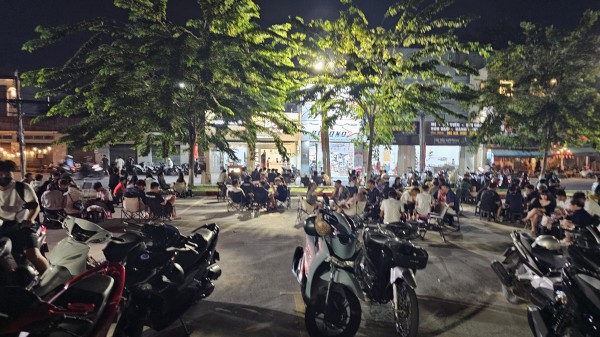 Bãi đậu xe công cộng bị lấn chiếm để bán thức uống