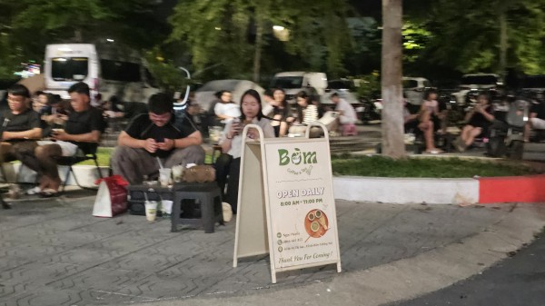 Bãi đậu xe công cộng bị lấn chiếm để bán thức uống