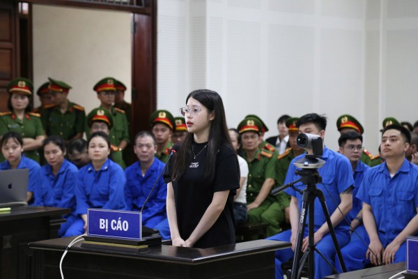 Bạn gái gọi taxi giúp Bùi Đình Khánh bỏ trốn