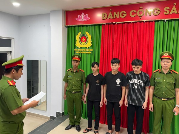 Bắt 3 thanh niên dùng hung khí tấn công người gần cầu Ba Son, TP.HCM