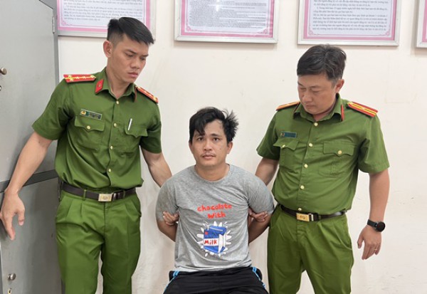 Bắt bị can đâm thủng ngực cán bộ bảo vệ ANTT ở Cà Mau Bắt bị can đâm thủng ngực cán bộ bảo vệ ANTT ở Cà Mau