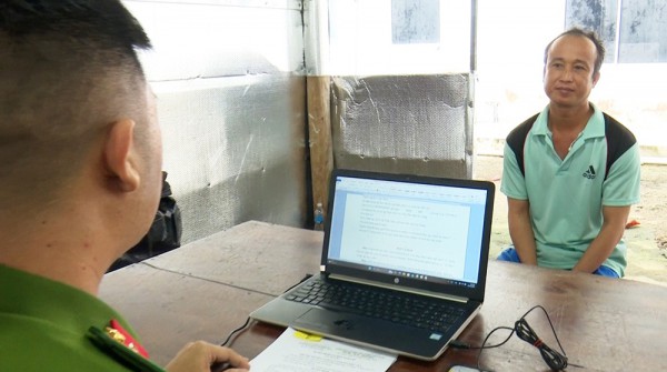 Bắt bị can hiếp dâm 2 bé gái cùng xóm ở An Giang Bắt bị can hiếp dâm 2 bé gái cùng xóm ở An Giang