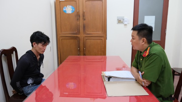 Bắt bị can truy nã đặc biệt nguy hiểm khi về thăm nhà ở Vĩnh Long Bắt bị can truy nã đặc biệt nguy hiểm khi về thăm nhà ở Vĩnh Long