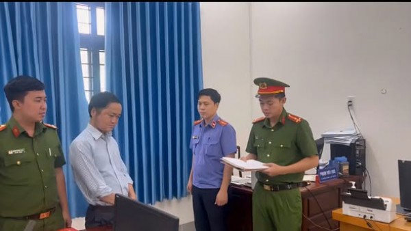Bắt cựu cán bộ địa chính xã lạm dụng chức vụ quyền hạn chiếm đoạt tài sản