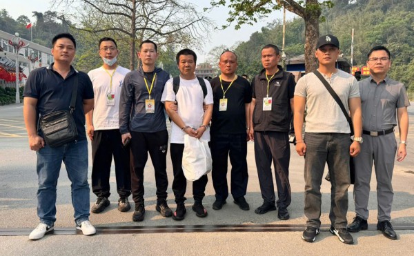 Bắt đối tượng truy nã quốc tế lẩn trốn trong chung cư ở Đà Nẵng Bắt đối tượng truy nã quốc tế lẩn trốn trong chung cư ở Đà Nẵng