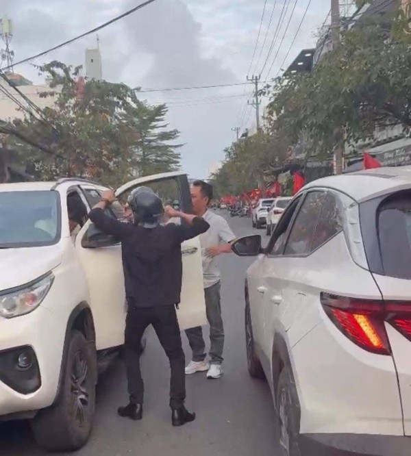 Bắt giam người đàn ông gây rối, hành hung người khác sau va chạm giao thông