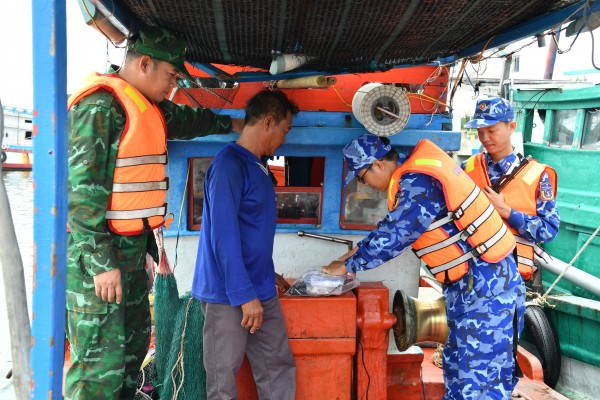Bắt giữ 2 tàu cá vận chuyển trái phép thiết bị giám sát hành trình Bắt giữ 2 tàu cá vận chuyển trái phép thiết bị giám sát hành trình