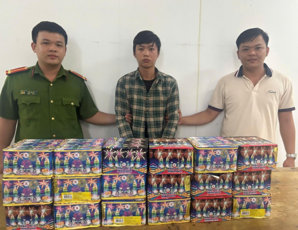 Bắt giữ 2 vụ mua bán pháo nổ trái phép tại xã Xuân Thới Sơn, TP.HCM
