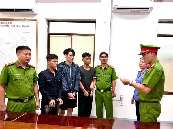 Bắt giữ 3 người chạy xe máy truy đuổi, đánh nạn nhân nhân trên đường phố