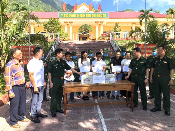 Bắt giữ 5 người Lào vận chuyển 100 bánh heroin qua biên giới