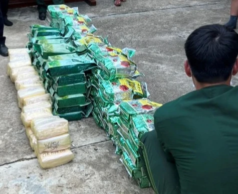 Bắt giữ 8 người Lào vận chuyển gần 200 kg ma túy qua cửa khẩu quốc tế