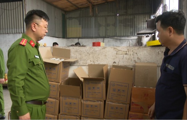 Bắt khẩn cấp hai mẹ con chuyên pha a xít thành 'dấm gạo'