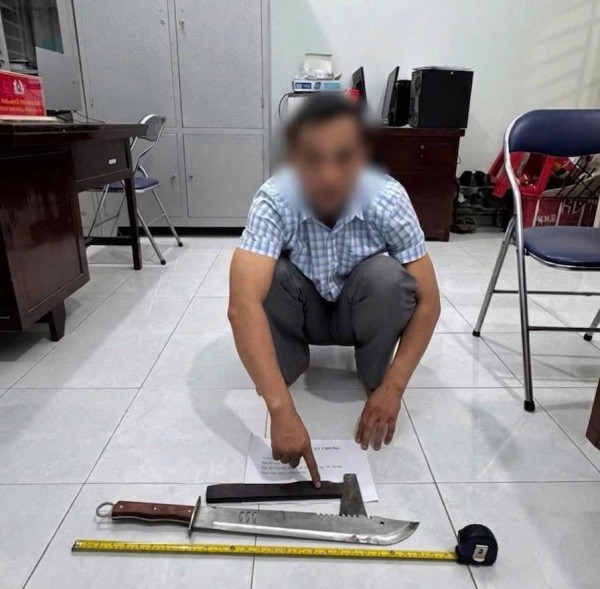 Bắt khẩn cấp nhóm người cầm hung khí đuổi chém nhau tại bãi đá ở TP.HCM