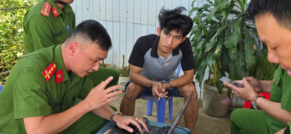 Bắt khẩn cấp thanh niên rượt đuổi, đập phá xe taxi trên quốc lộ 20 Bắt khẩn cấp thanh niên rượt đuổi, đập phá xe taxi trên quốc lộ 20