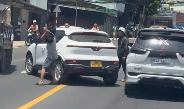 Bắt khẩn cấp thanh niên rượt đuổi, đập phá xe taxi trên quốc lộ 20 Bắt khẩn cấp thanh niên rượt đuổi, đập phá xe taxi trên quốc lộ 20