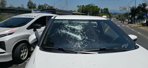 Bắt khẩn cấp thanh niên rượt đuổi, đập phá xe taxi trên quốc lộ 20 Bắt khẩn cấp thanh niên rượt đuổi, đập phá xe taxi trên quốc lộ 20