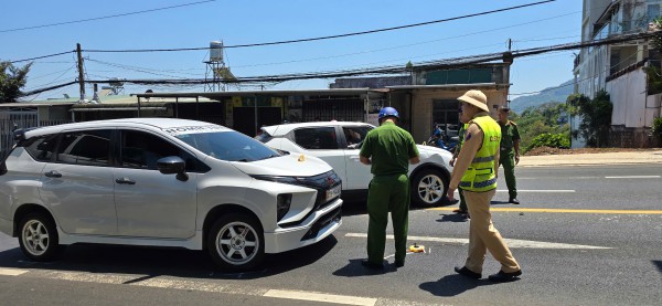 Bắt khẩn cấp thanh niên rượt đuổi, đập phá xe taxi trên quốc lộ 20 Bắt khẩn cấp thanh niên rượt đuổi, đập phá xe taxi trên quốc lộ 20