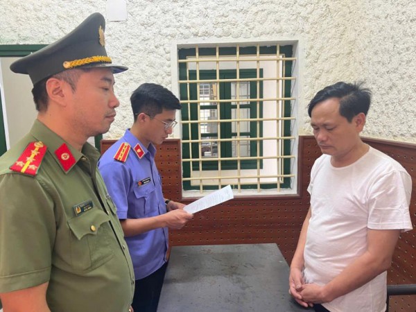 Bắt một phóng viên Tạp chí Thương hiệu và Sản phẩm về tội sử dụng giấy tờ giả Bắt một phóng viên Tạp chí Thương hiệu và Sản phẩm về tội sử dụng giấy tờ giả