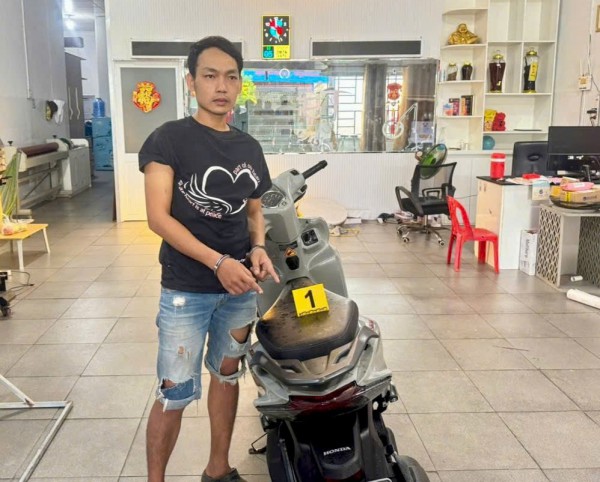 Bắt nghi phạm thực hiện 2 vụ trộm cắp xe máy và iPhone trong 1 ngày Bắt nghi phạm thực hiện 2 vụ trộm cắp xe máy và iPhone trong 1 ngày