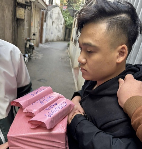 Bắt nhóm bán thuốc lá điện tử chứa ma túy quảng cáo ‘không mùi, không nghiện’