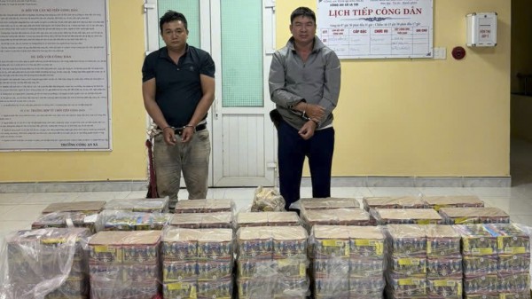 Bắt quả tang 2 người vận chuyển 357 kg pháo lậu từ Campuchia qua Việt Nam Bắt quả tang 2 người vận chuyển 357 kg pháo lậu từ Campuchia qua Việt Nam