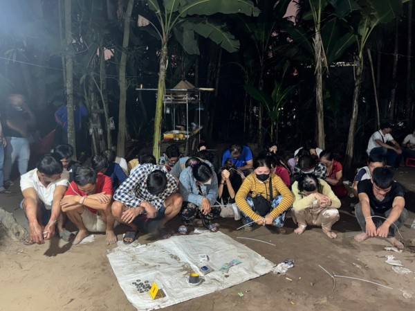 Bắt quả tang 28 người đánh bạc ở khu đất trống, do 'Vủ buôn' tổ chức