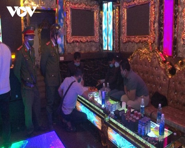 Bắt quả tang 3 đối tượng tàng trữ trái phép ma túy tại một quán karaoke