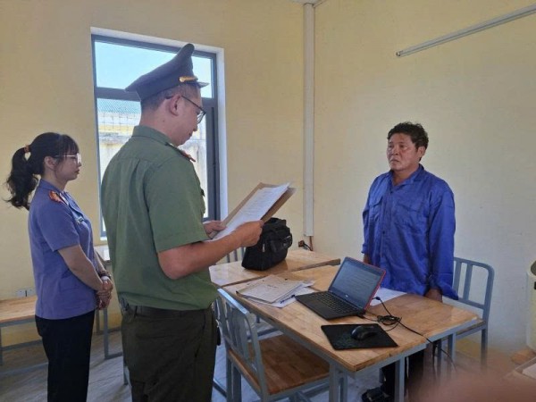 Bắt tạm giam chủ tàu cá tàng trữ 95 kg thuốc nổ để khai thác hải sản Bắt tạm giam chủ tàu cá tàng trữ 95 kg thuốc nổ để khai thác hải sản