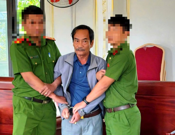 Bắt tổng giám đốc chiếm đoạt hơn 6,8 tỉ đồng từ dự án chưa được giao đất Bắt tổng giám đốc chiếm đoạt hơn 6,8 tỉ đồng từ dự án chưa được giao đất