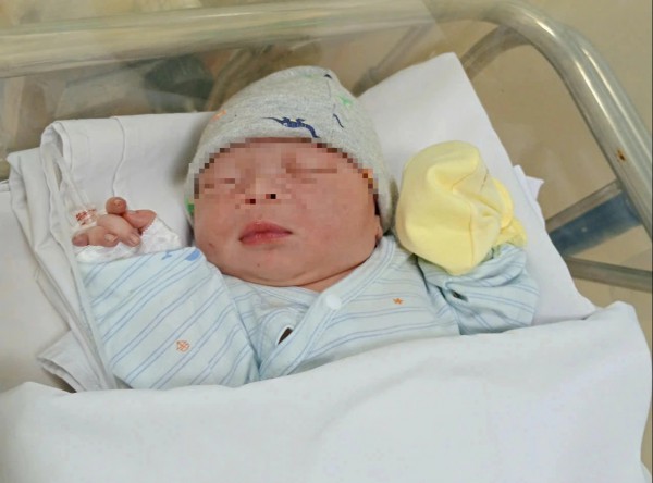 Bé gái sơ sinh còn nguyên dây rốn, bị bỏ rơi bên đường Bé gái sơ sinh còn nguyên dây rốn, bị bỏ rơi bên đường