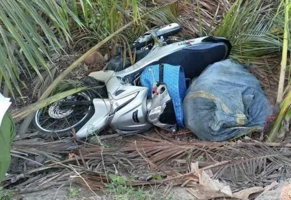 Bị truy đuổi, nghi phạm trộm chó vứt cả xe máy và tang vật để tẩu thoát Bị truy đuổi, nghi phạm trộm chó vứt cả xe máy và tang vật để tẩu thoát