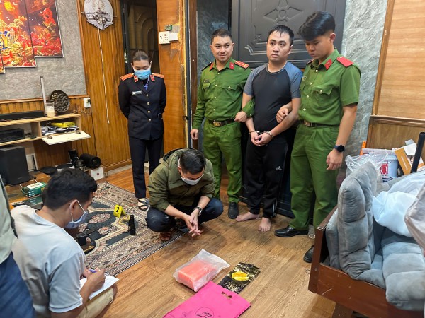 Biến nơi ở thành 'boong ke', giao dịch ma túy qua khe cửa