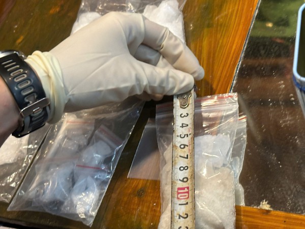 Biến nơi ở thành 'boong ke', giao dịch ma túy qua khe cửa