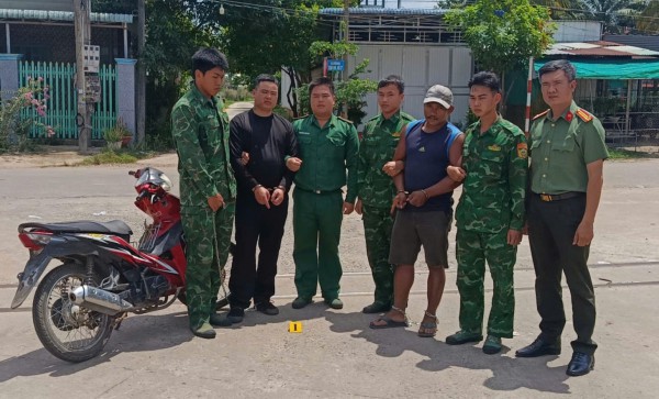 Biên phòng Tây Ninh bắt 2 nghi can mang ma túy nhập cảnh trái phép