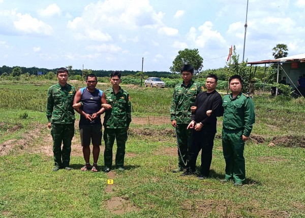 Biên phòng Tây Ninh bắt 2 nghi can mang ma túy nhập cảnh trái phép